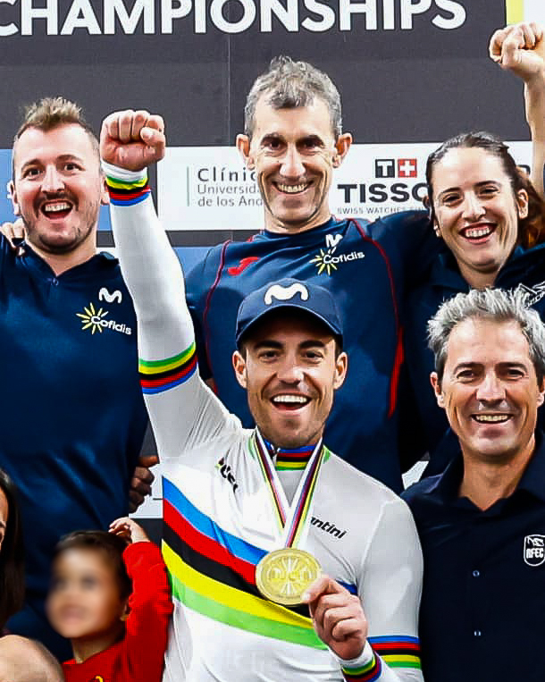 Ibon Urtiaga posando junto al medallista de la selección española de Ciclismo