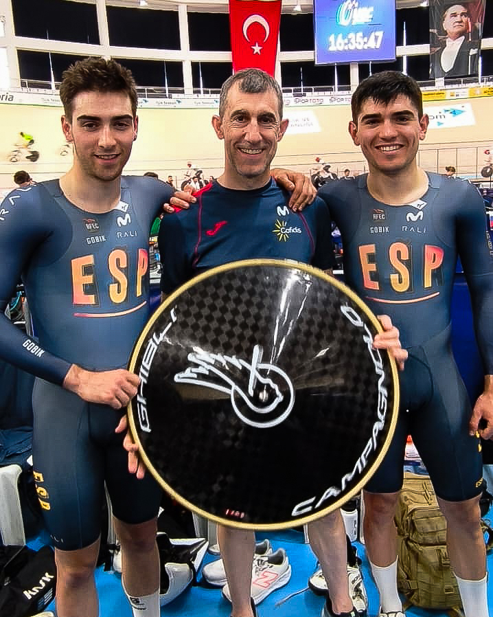 Ibon Urtiaga posando junto a dos ciclistas de la selección española de ciclismo